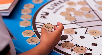 Niño manipulando juego educativo con fichas