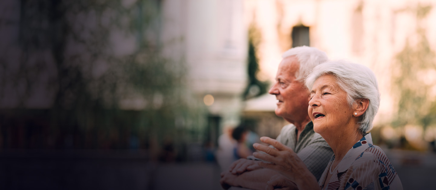 Una pareja de personas mayores en la ciudad