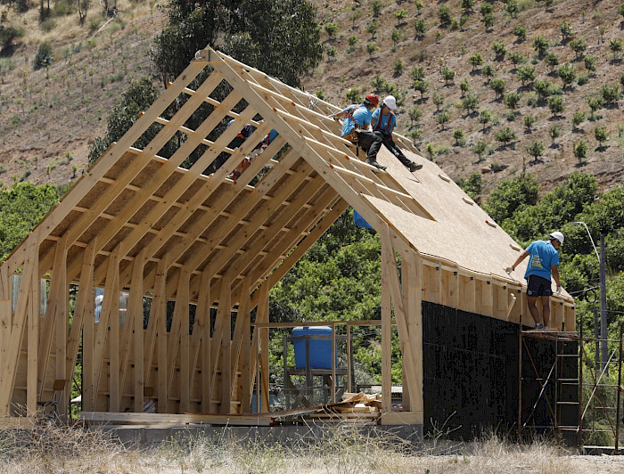 Personas construyendo una capilla