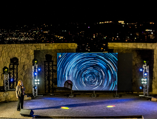Charla de María Teresa Ruiz "Somos hijos de las estrellas", en el anfiteatro Pablo Neruda del Parque Metropolitano. Foto: Conicyt.