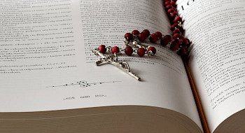 biblia con rosario encima