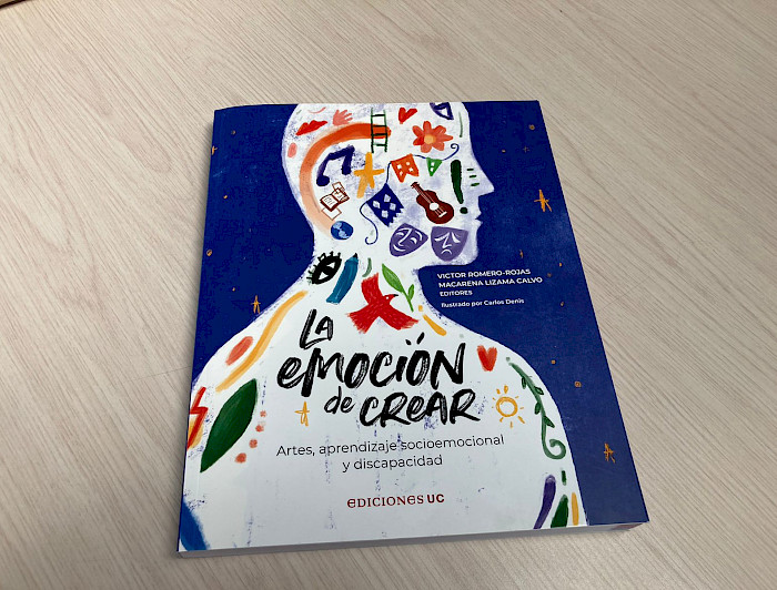 libro azul con dibujos de colores