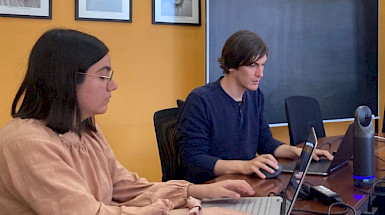 La alumna Catalina Vásquez y el profesor Germán Vogel, del Instituto de Física UC, trabajan en un experimento de fusión nuclear de manera remota.