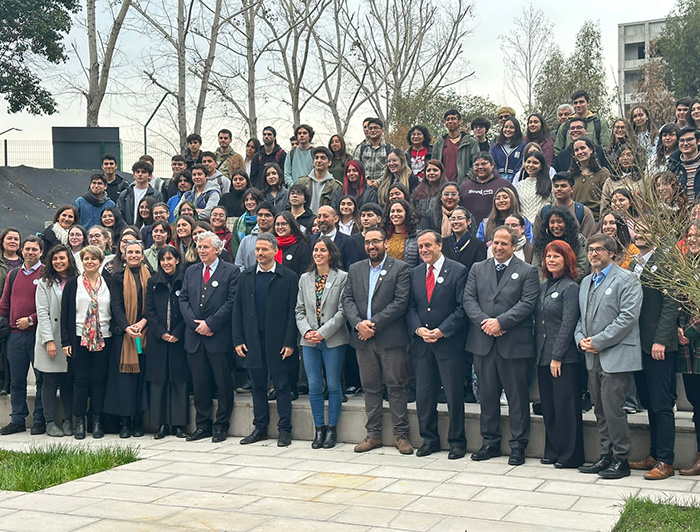 Fotografía de un grupo de autoridades, académicos y voluntarios del Plan Nacional de Tutorías. 