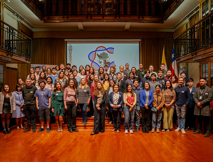 Equipo del Instituto Milenio CRG en un salón de la Universidad Católica.