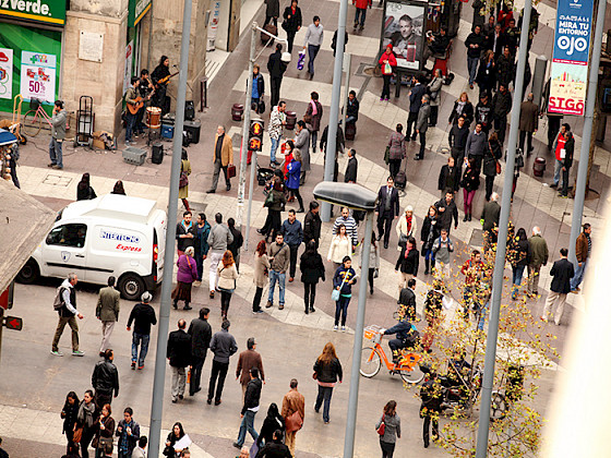 Calle con gente. Foto César Dellepiane