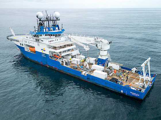 Buque Falkor (too), investigando frente a las costas de Iquique.  Foto: Alex Ingle/Schmidt Ocean Institute