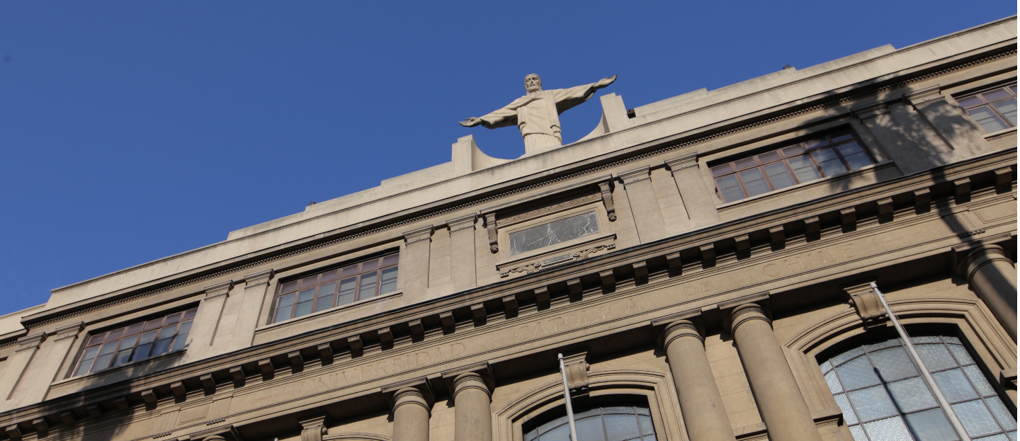 Image of the front of the Central Campus of UC Chile.
