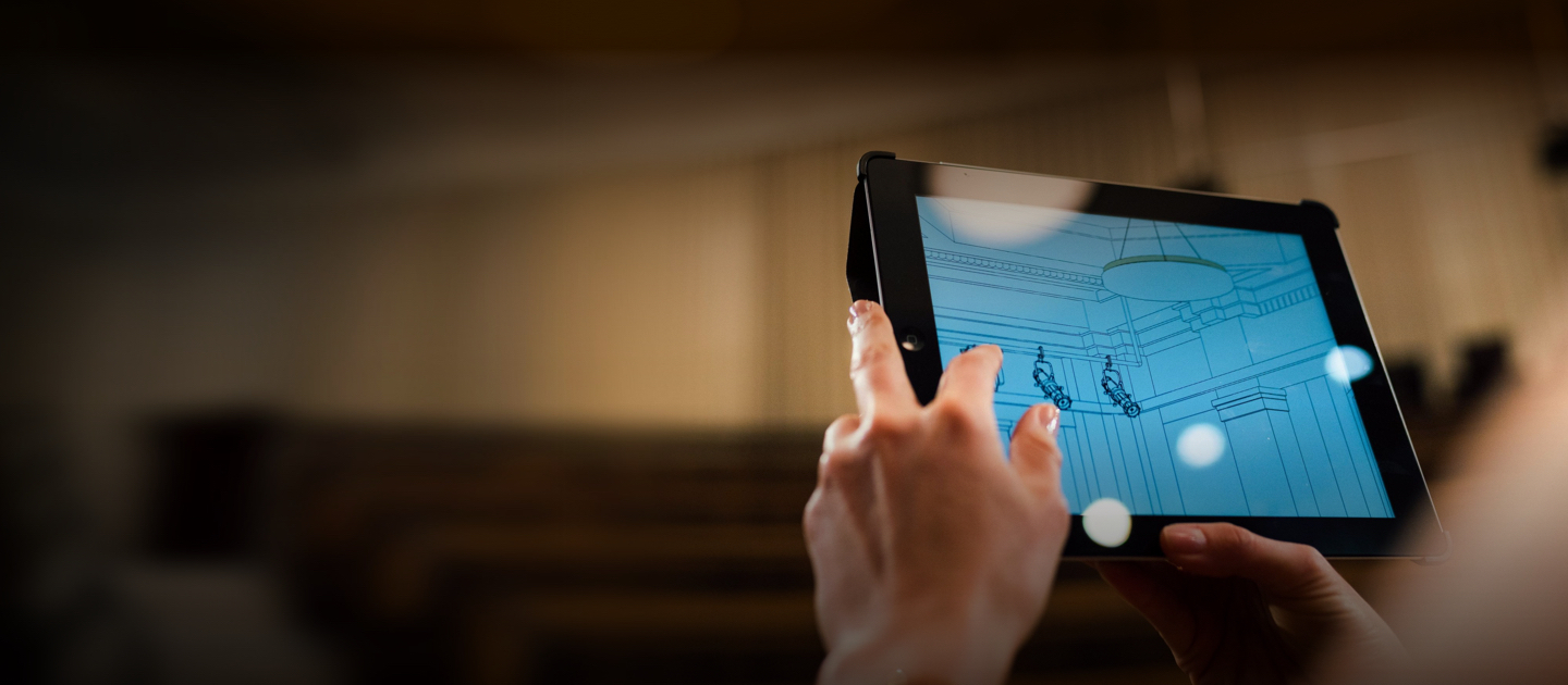 Una persona sostiene una tablet dentro de una sala