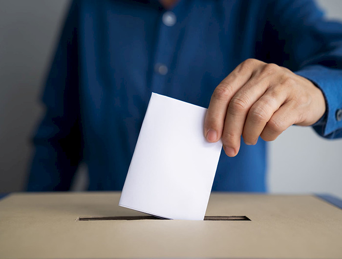 Una persona votando