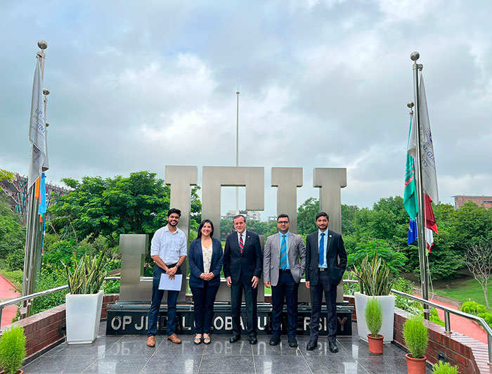 Lilian Ferrer, Ignacio Sánchez and authorities from O.P. Jindal Global University