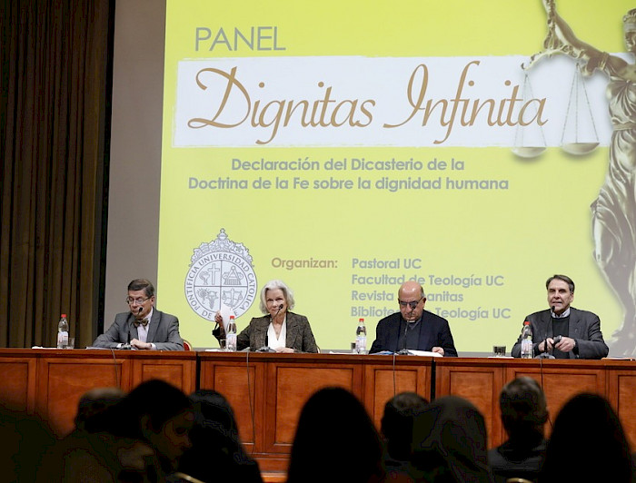 Cuatro personas sentadas en el escenario