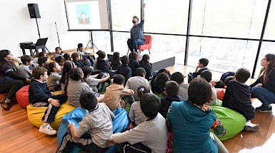 Al lanzamiento asistieron 40 alumnos de la Escuela Blas Cañas de Santiago, quienes escucharon la narración de Nicolás Toro.