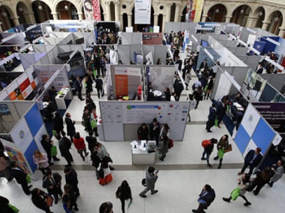 Imagen de los asistentes a la Feria del Trabajo Derecho UC en el Centro de Extensión Casa Central UC