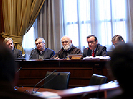 Monseñor Celestino Aós en sesión del Honorable Consejo Superior. Su visita duró aproximadamente una hora, se inició con un breve saludo y la presentación que el rector Ignacio Sánchez le hizo de cada uno de los integrantes del Honorable Consejo Superior.