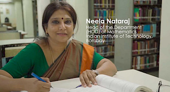 Neela Nataraj, directora del departamento de Matemáticas del Instituto Indio de Tecnología de Bombay (IIT Bombay), mirando a la cámara, con dos cuadernos abiertos frente a ella.