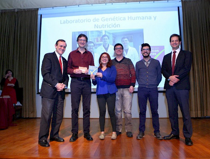 Integrantes del Laboratorio de Genética Humana y Nutrición, reciben de manos del Rector Ignacio Sánchez, el sello "Laboratorio Seguro".