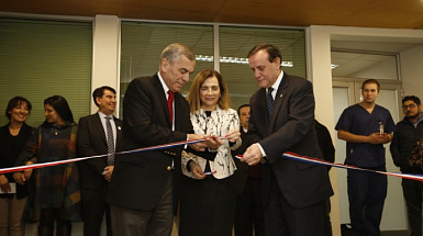 En el tradicional corte de cinta participan el decano de la Facultad de Medicina, doctor Felipe Heusser (izquierda); la directora de la Escuela de Enfermería, María Isabel Catoni; y el rector Ignacio Sánchez.