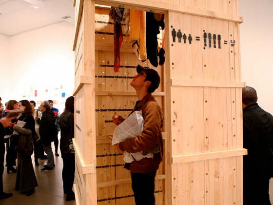 Personas, disfrutando de la exposición
