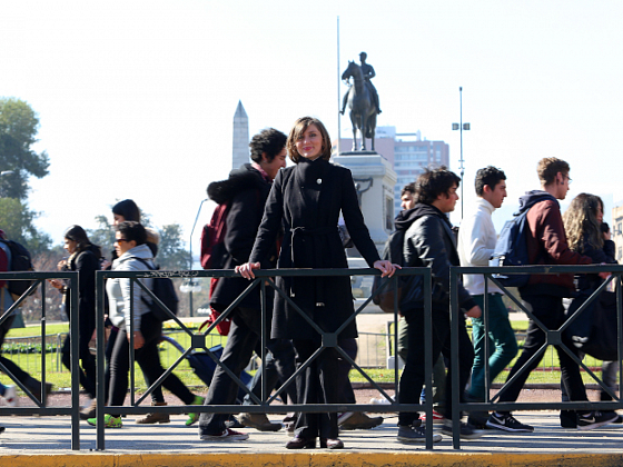 La investigadora María Chayinska, en la Plaza Baquedano, en Santiago.