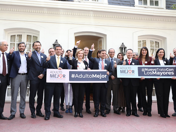 Parte de los representantes de todos los sectores que apoyarán el plan "Adulto mejor" de la Primera Dama Cecilia Morel.