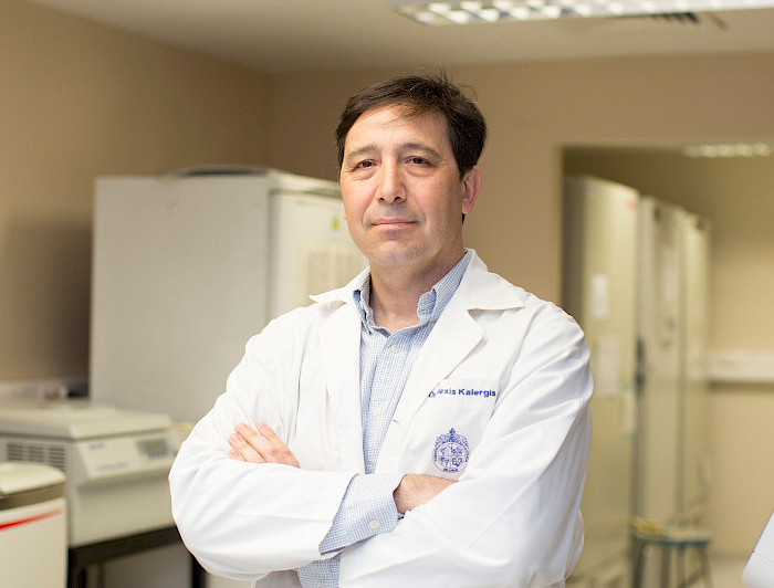 El académico de la Facultad de Ciencias Biológicas, Alexis Kalergis, en un laboratorio.