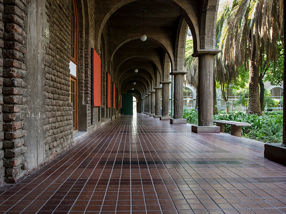 Pasillo de Campus Oriente