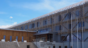 Dentro de esta moderna infraestructura, se encuentra el Centro de Excelencia en Biomedicina de Magallanes, Cebima, gracias a un acuerdo entre la Universidad de Magallanes y la Universidad Católica.