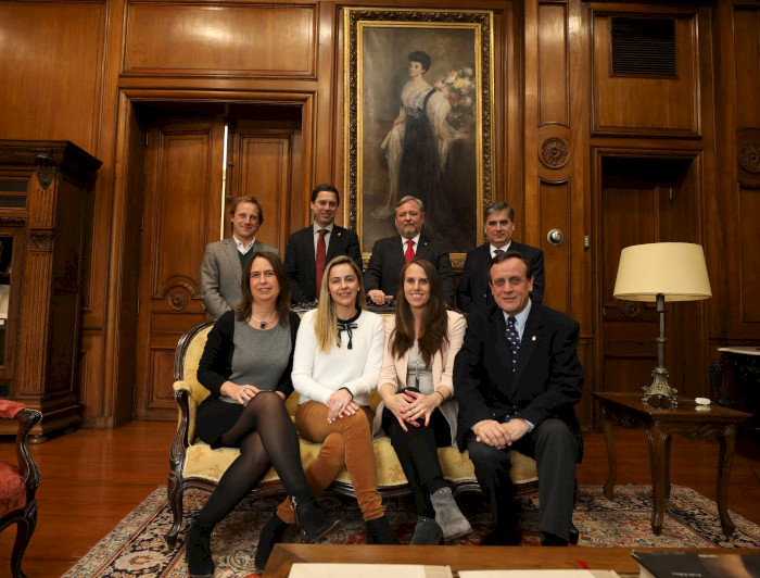 Todos los integrantes, tanto de la UC como de la Fundación Ibáñez-Atkinson que firmaron el convenio.