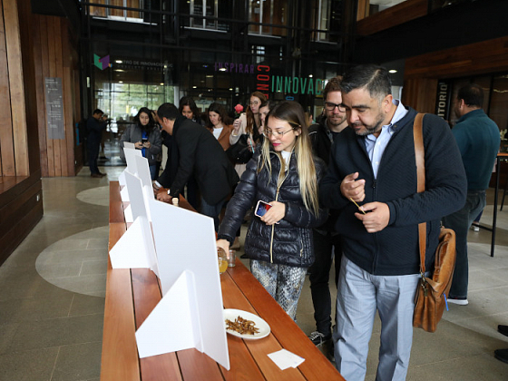 Participantes de la feria de alimentación saludable, presentada en el Centro de Innovación UC.