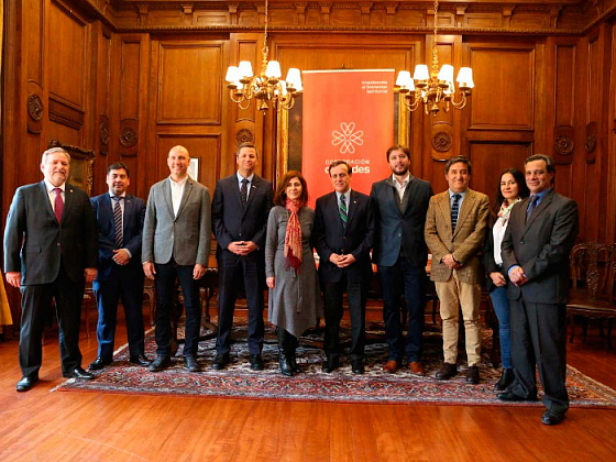 Todos los participantes de la firma de convenio entre la Escuela de Arquitectura y la Corporación Ciudades.
