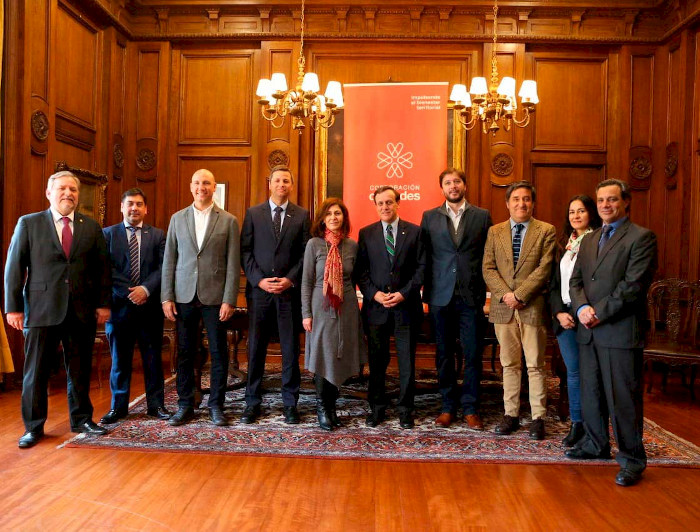Todos los participantes de la firma de convenio entre la Escuela de Arquitectura y la Corporación Ciudades.