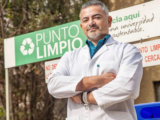 Primer plano del investigador César Sáez, frente a un punto limpio de la Universidad.