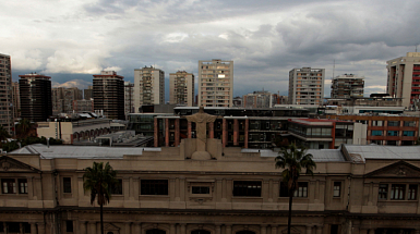 Fachada de Casa Central UC vista desde el aire con edificios atrás.