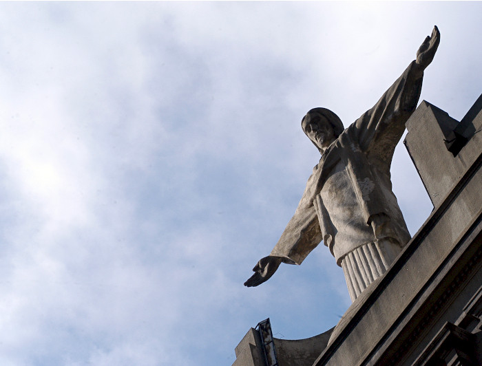 Estatua del Cristo de Casa Central mirada desde abajo.