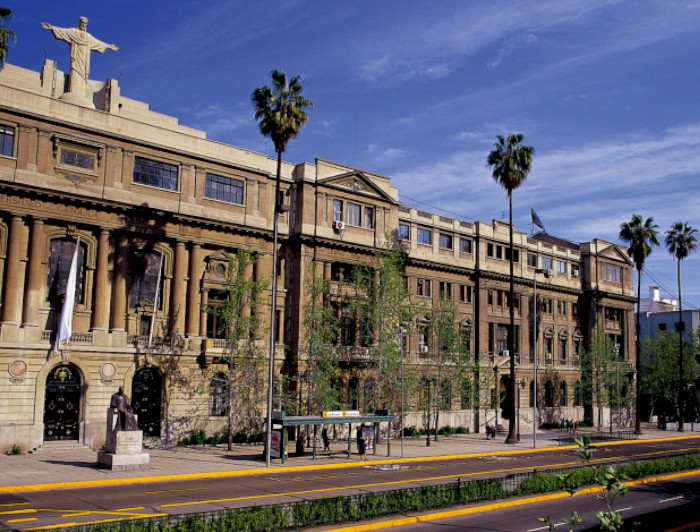 Fachada de Casa Central UC en un día soleado.