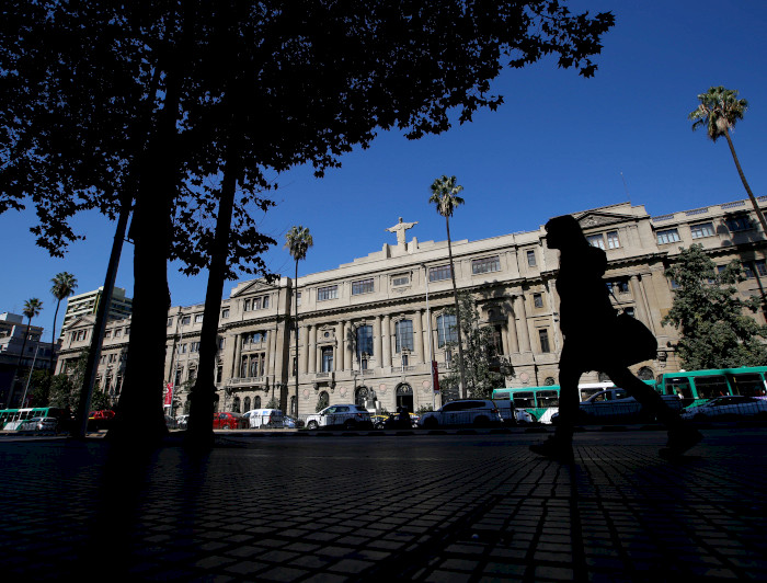 Fachada de la Casa Central de la UC desde la vereda del frente.