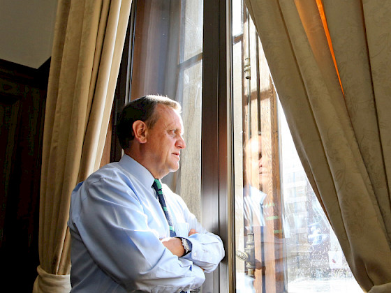 Rector Ignacio Sánchez mira por la venta de su oficina.