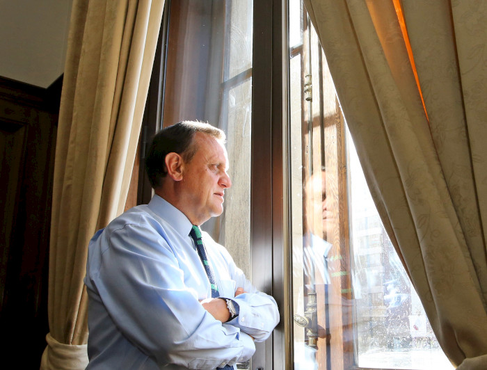 Rector Ignacio Sánchez mira por la venta de su oficina.