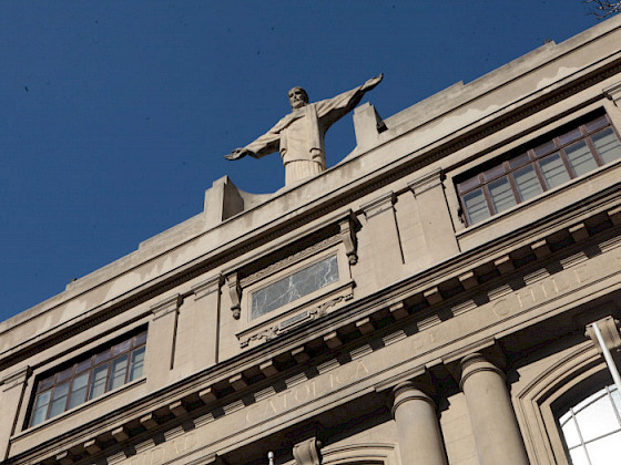 Fachada del campus Casa Central, con el Cristo de manera diagonal. Fotografía: Banco de Imágenes UC.