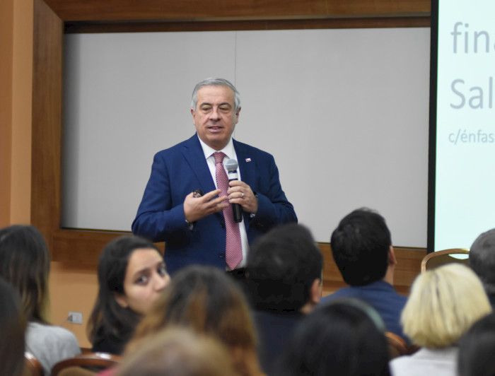 El ministro de Salud, Jaime Mañalich, en presentación durante el seminario. Fotografía: Centro de Políticas Públicas UC