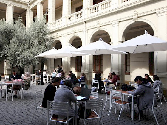 Estudiantes en el campus Casa Central.