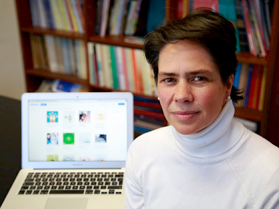 Luz Montero en su escritorio con un notebook abierto.