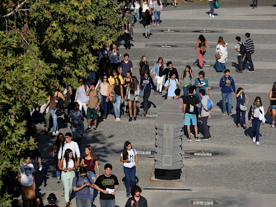 Grupo de personas caminando por el campus San Joaquín.