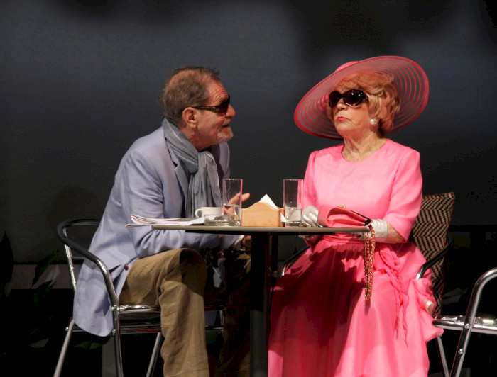 Bélgica Castro junto a Alejandro Sieveking en una obra del Teatro UC.