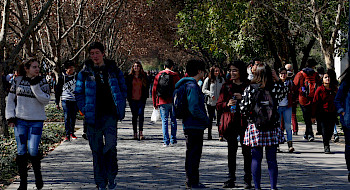 Estudiantes caminando por el campus San Joaquín.
