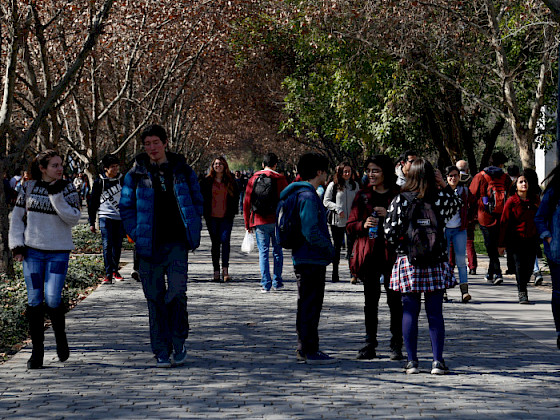 Estudiantes caminando por el campus San Joaquín.