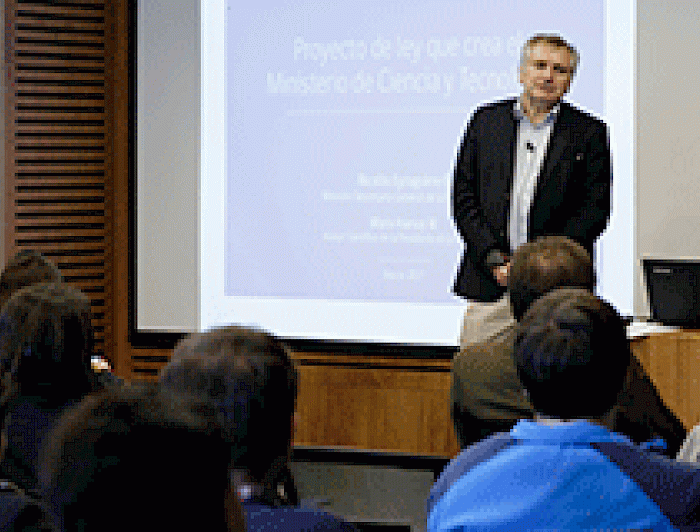 imagen correspondiente a la noticia: "Mario Hamuy expone proyecto de ley que crea Ministerio de Ciencia y Tecnología ante académicos de ciencias de la UC"