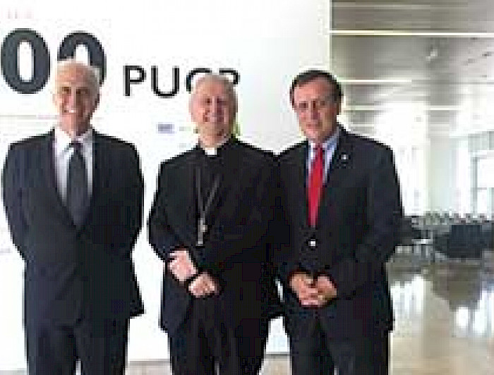 imagen correspondiente a la noticia: "Rector participa en las celebraciones del centenario de la Pontificia Universidad Católica del Perú"