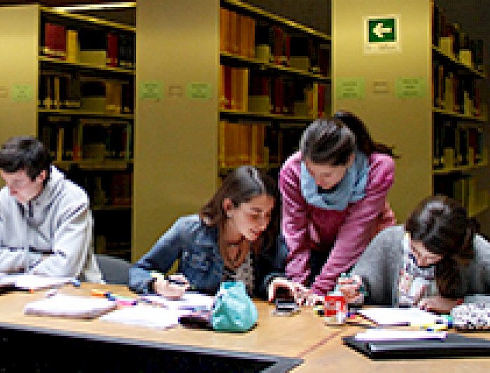 imagen correspondiente a la noticia: "Encuesta en pregrado: estudiantes expresan su opinión para mejorar gestión universitaria"